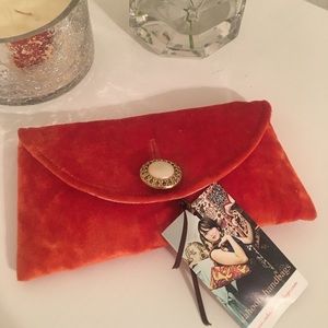 Vintage looking orange clutch 🍊